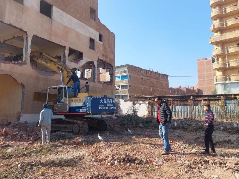 رئاسة مدينة منوف تتابع عملية إزالة مبنى وحدة مكافحة الملاريا تمهيدا لإقامة مركز الأورام الطبي