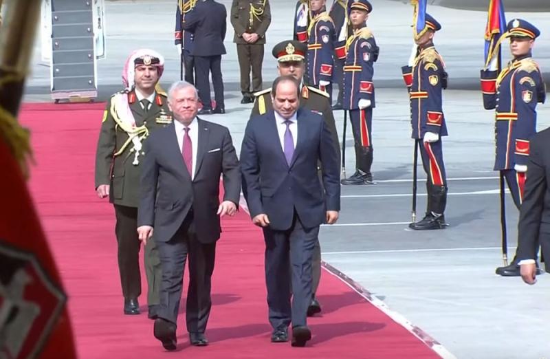 الرئيس السيسى يستقبل العاهل الأردنى بمطار القاهرة