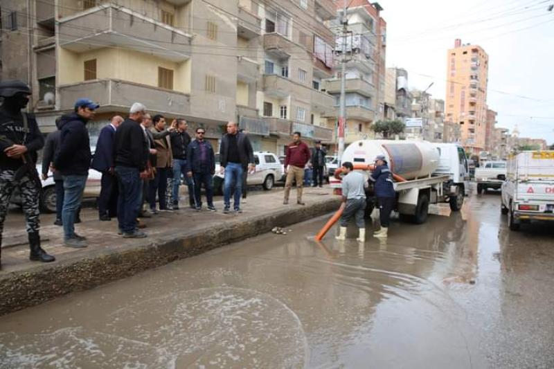 محافظ كفر الشيخ يتفقد جهود أعمال رفع مخلفات الأمطار والإشغالات