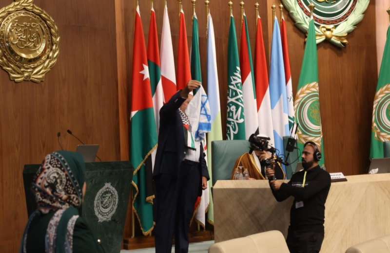 خلال جلسة البرلمان العربي لنصرة فلسطين وغزة : نائب اردني يشعل النار  في علم إسرائيل ويقوم بدهسه