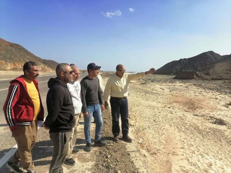 رئيس مدينة مرسى علم ومهندسي الادارة المركزية للموارد المائية يتفقدون البحيرة الصناعية