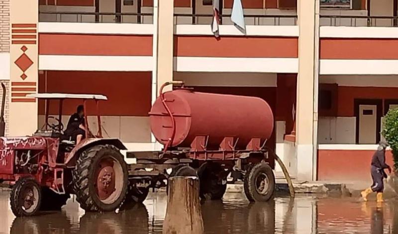 رفع مياه الأمطار من أفنية المدارس وحملات مكثفة للنظافة ببيلا في كفر الشيخ