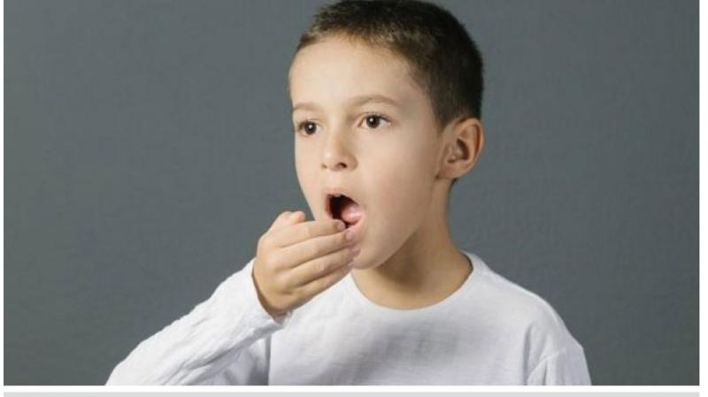 تسوس الأسنان والجفاف.. أسباب رائحة الفم الكريهة عند الأطفال