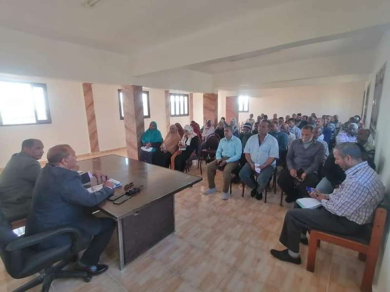 رئيس مدينة مرسى علم يعقد اجتماع مع ادارات الوحدة المحلية للمدينة لمتابعة انتظام سير العمل