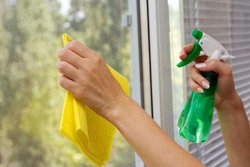 حيل وطرق فعالة للمحافظة على زجاج منزلك نظيفا ولامعا