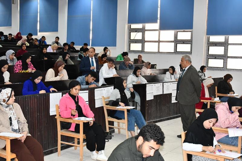 44 ألفا و213 طالبا يؤدون الامتحانات ب18 كلية ومعهد بجامعة قناة السويس