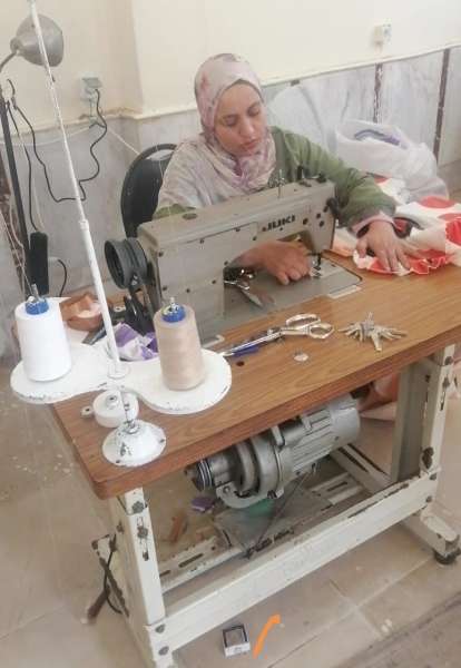 ”أزهار” تتبرع بنصف راتبها من حياكة الملابس لأهل غزة