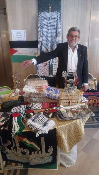 «وفائي» فلسطيني يعيش في مصر ويدعم القضية بالمنتجات التراثية
