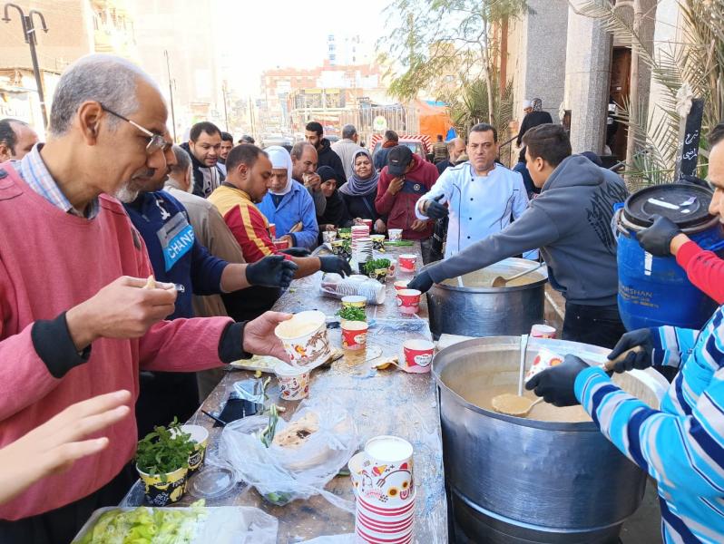 ”دفئ نفسك”مبادرة لتوزيع المئات من وجبات العدس والخبز على المواطنين بكفرالشيخ