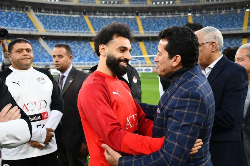 وزير الرياضة مع محمد صلاح