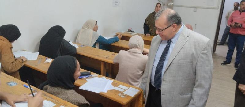 نائب رئيس جامعة مدينة السادات يتفقد سير الإمتحانات بكليتى الحقوق والطفولة