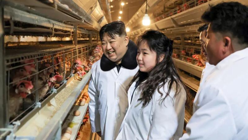 صورة لزعيم كوريا الشمالية وابنته في احدي المزارع بضواحي العاصمة