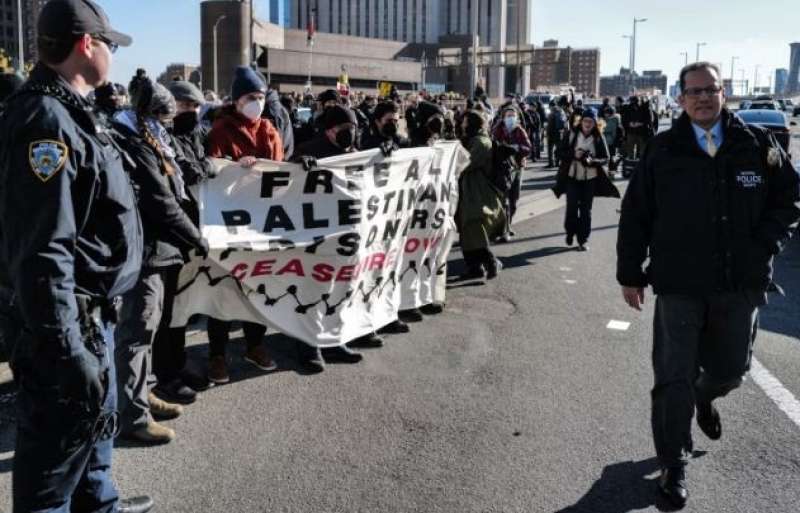 متظاهرين لدعم فلسطين يقطعون الطريق علي كوبري بروكلين بولاية نيويورك 