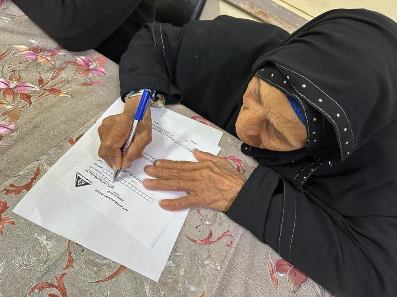 عائشة  فاضل.. سيدة بالمنوفية تحصل على شهادة محو الأمية في سن الـ 84عاماً