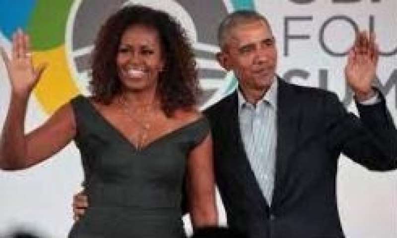 الرئيس الأمريكي السابق أوباما وزوجته ميشيل 