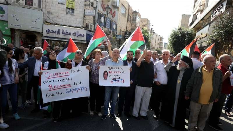 عشرات الفلسطينيون يتظاهرون في رام الله احتجاجا على زيارة بلينكن ودعمه للعدوان الإسرائيلى على غزة