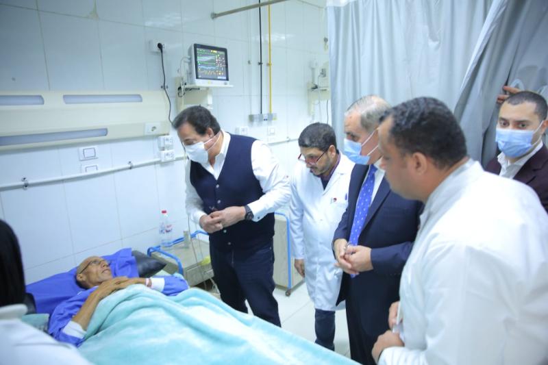 وزير الصحة ومحافظ كفرالشيخ يتفقدان المستشفى العام ويوجهان بتكثيف العمل بالعيادات المسائية
