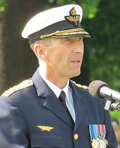 القائد العام للجيش السويدي ميكايل بيدن 