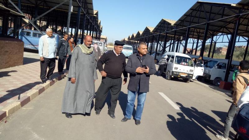 المنوفية: رئيس أشمون يتابع نقل السيارات إلى مجمع المواقف الجديد