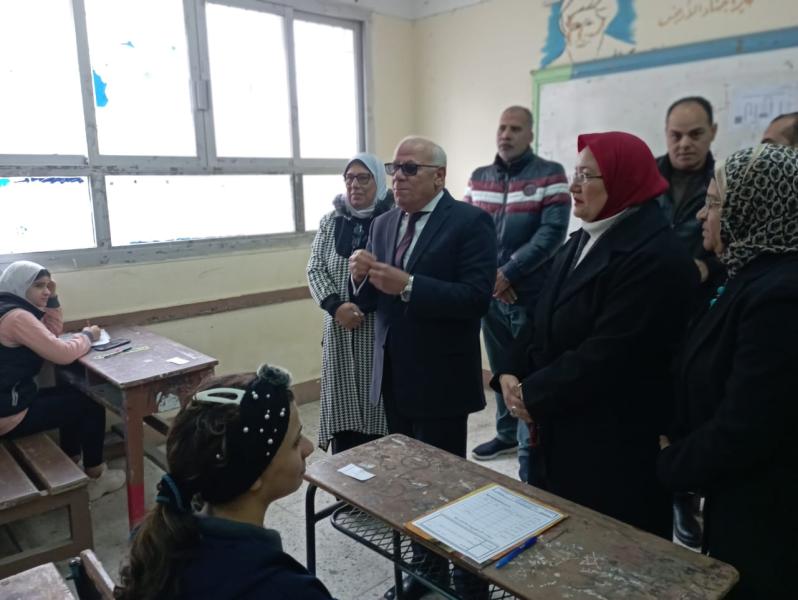 محافظ بورسعيد يتفقد لجان الشهادة الإعدادية