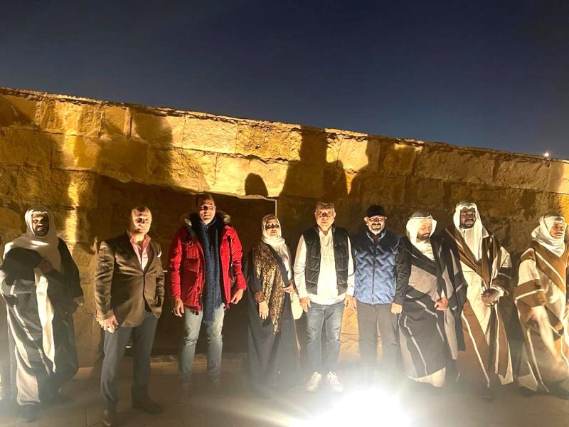 «شرشر» مع عدد من السعوديين أثناء عرض المسرحية