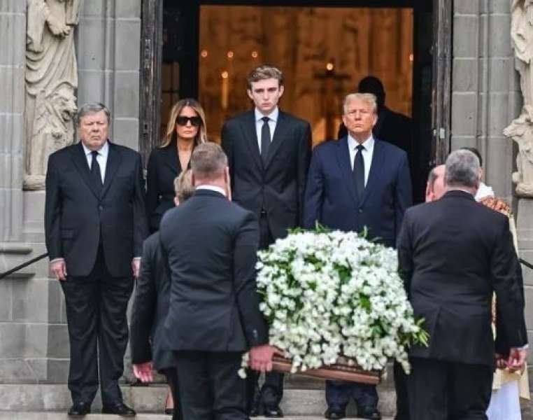 ترامب أثناء مراسم دفن والدة زوجته ميلانا 