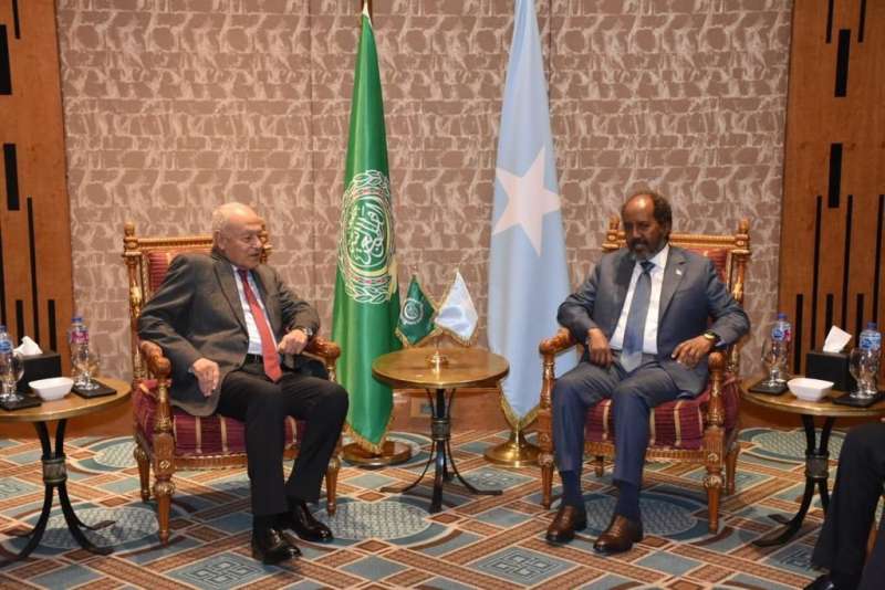 أبو الغيط يلتقي الرئيس حسن شيخ محمود  ويؤكد تضامن الجامعة العربية مع الدولة الصومالية