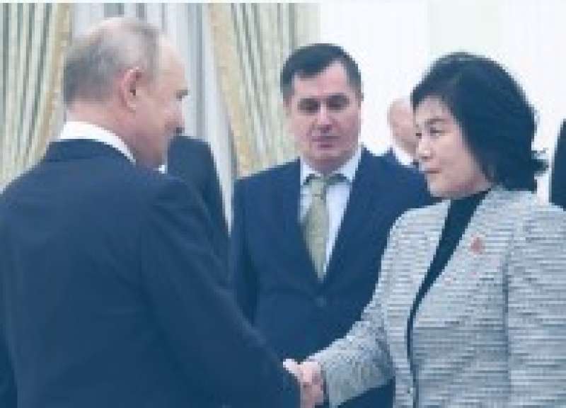 وزيرة الخارجية الكورية الشمالية تشوي سون والرئيس الروسي بوتين