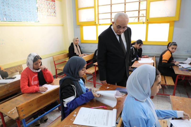 وزير التربية والتعليم ومحافظ الفيوم يتفقدان سير أعمال لجان امتحانات الشهادة الإعدادية