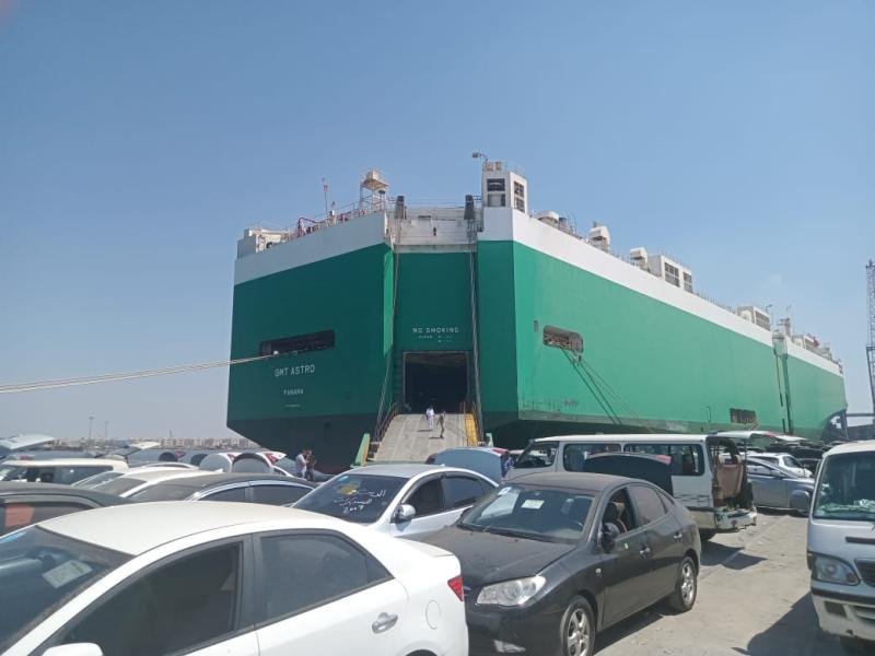 على متن سفنتين.. ميناء غرب بورسعيد يستقبل 3874 سيارة لذوى الهمم
