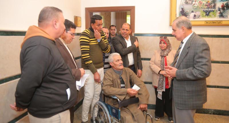 محافظ كفر الشيخ يسلم كرسياً متحركاً لمواطن من ذوي الهمم