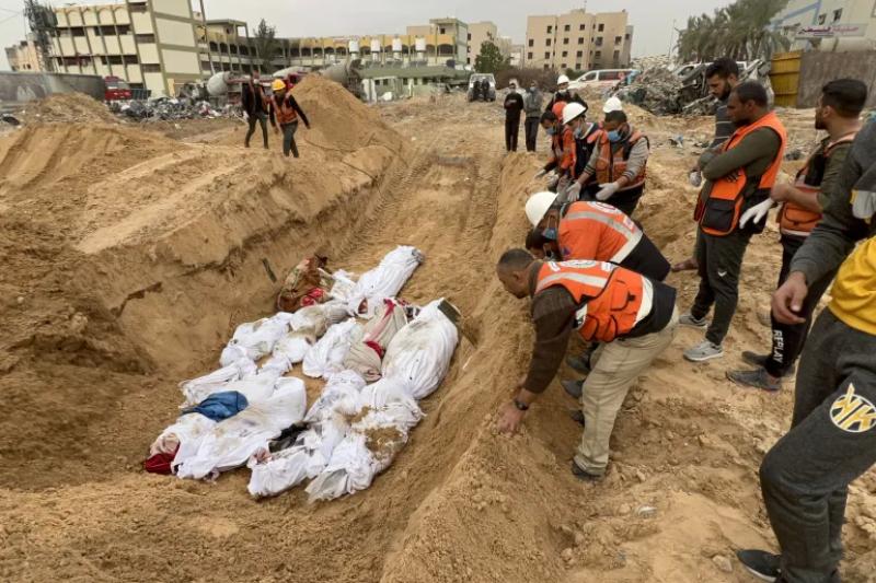 صورة لمشاهد القبور الجماعية في غربي خان يونس