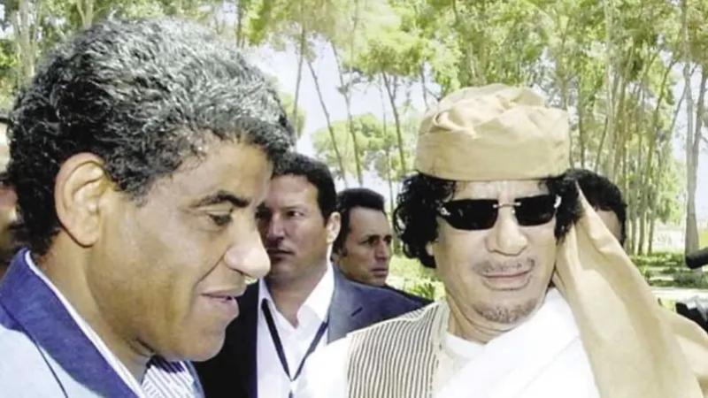 صورة لعبد الله السنوسي مع الزعيم الراحل القذافي