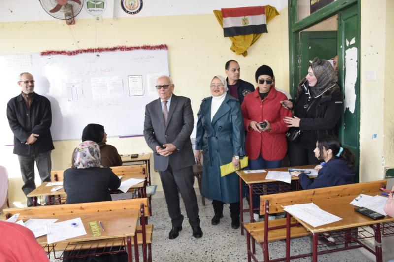 محافظ بورسعيد يتفقد لجان امتحانات الشهادة الإعدادية