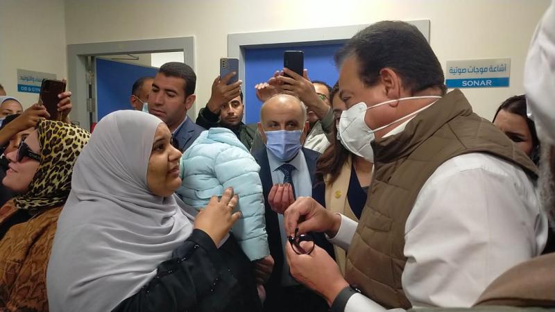 وزير الصحة يستمع لشكاوى المرضى خلال زيارته مستشفى بدر المركزي بالبحيرة
