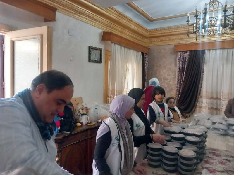 جمعية رسالة توزع ٥٠٠ وجبة ساخنة للأسر الأولى بالرعاية بمحافظة الاسماعيلية