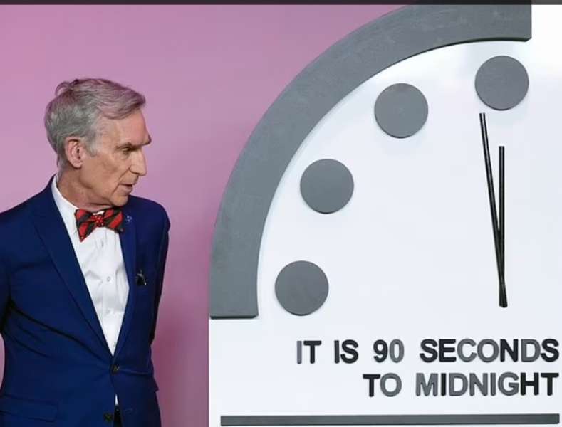 ساعة يوم القيامة الأمريكية تُشير إلي تبقي 90 ثانية علي منتصف الليل