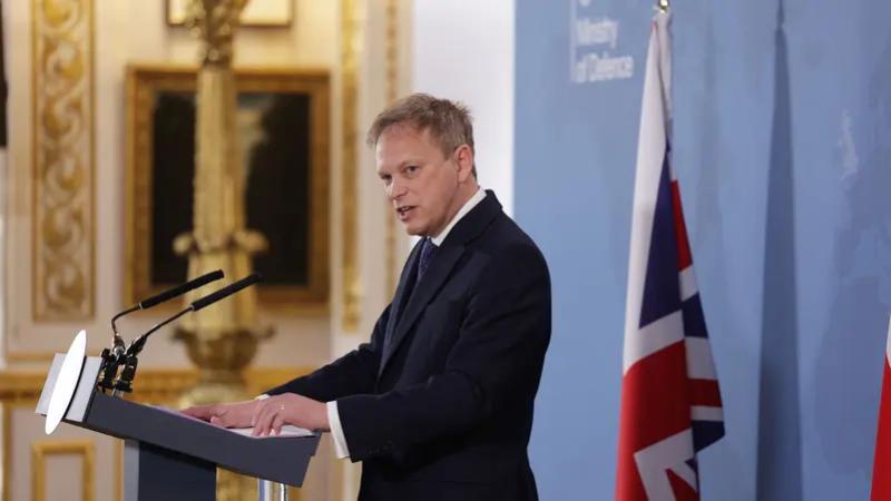 وزير الدفاع البريطاني: الحوثيون مجموعة قراصنة تدعمهم إيران