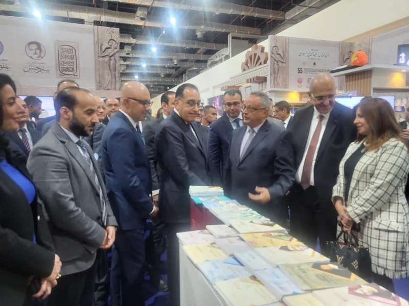 رئيس مجلس الوزراء يتفقد جناح مكتبة الإسكندرية بمعرض القاهرة للكتاب