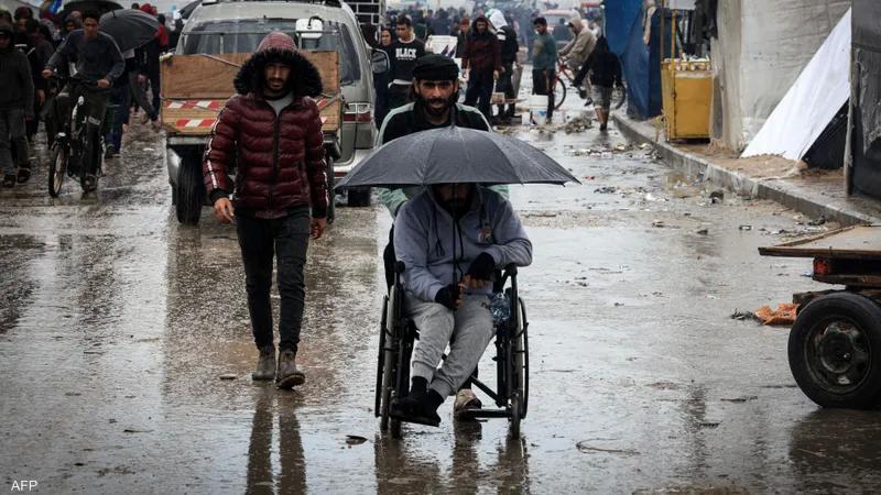 الامطار تحاصر النازحين في قطاع غزة وتغرق خيامهم