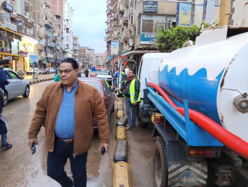 رفع مياه الأمطار من شوارع وميادين مدينة منوف