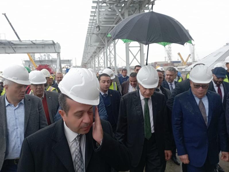 تحت الأمطار الشديدة..وزير التموين يتفقد مشروع صومعة ميناء غرب بورسعيد