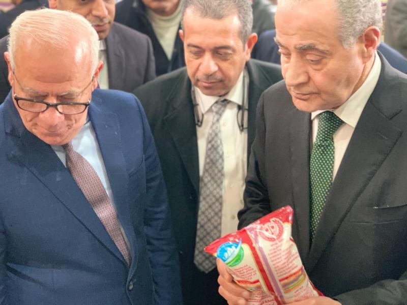 وزير التموين يتفقد مصنع لتعبئة الأرز ببورسعيد