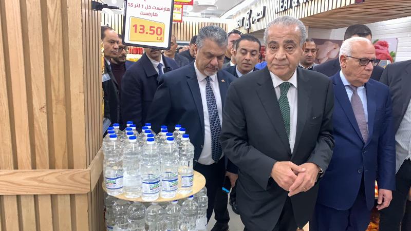 الأرز بـ25 والزيت بـ 45..وزير التموين يشيد بجودة وأسعار المنتجات الغذائية ببورسعيد