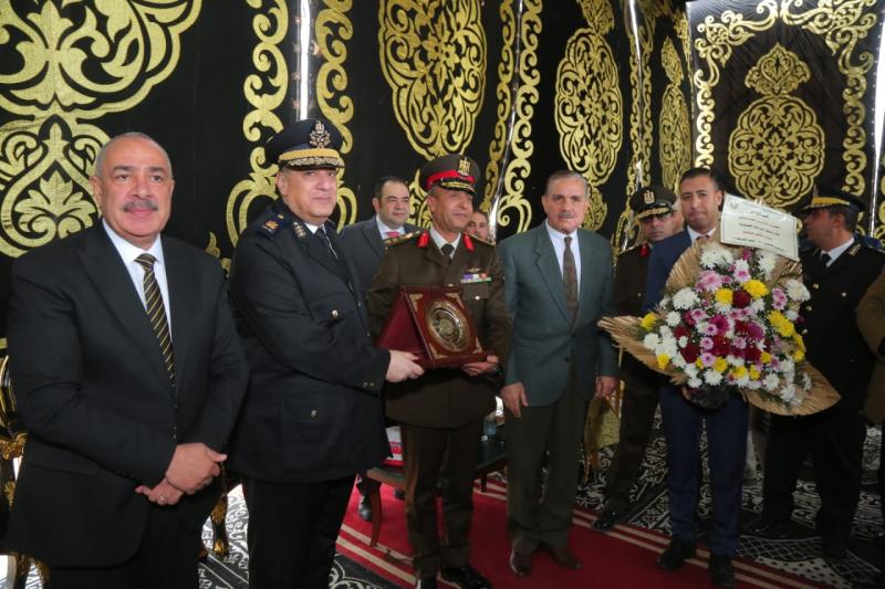 محافظ كفر الشيخ والقيادات الأمنية يضعون إكليل الزهور على النصب التذكاري لشهداء الشرطة