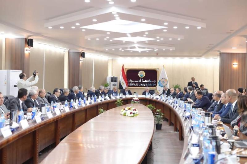رئيس جامعة الزقازيق يشهد الاجتماع الدورى برئاسة وزير التعليم العالي بأسوان