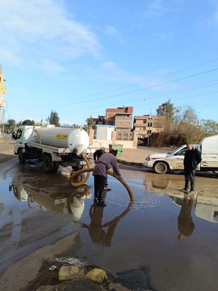 تواصل أعمال سحب تجمعات مياه الأمطار من شوارع الشهداء بالمنوفية