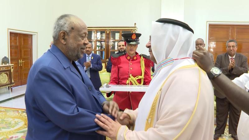 رئيس جيبوتي يقلد رئيس البرلمان العربي ”وسام السابع والعشرين من يونيو” تقديراً لدوره الرائد في مجال الدبلوماسية البرلمانية