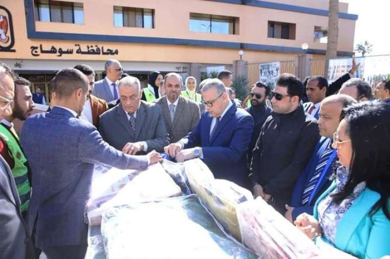 محافظ سوهاج يدشن حملة الشعب الجمهوري ” شتاء دافئ ” لتوزيع 1500 بطانية
