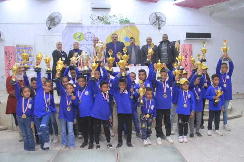 رئيس مدينة سفاجا يكرم الفائزين في مسابقة العباقرة الصغار
